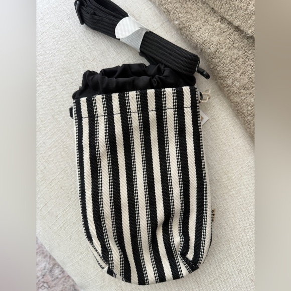 Beis Water Bottle Crossbody - Picture 9 of 9